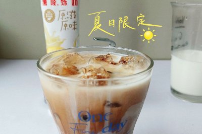 干杯：冰可可炼乳拿铁。