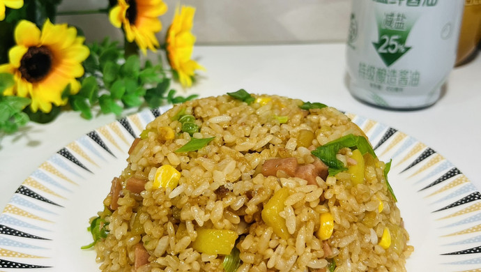 只用一种调味品酱油炒饭