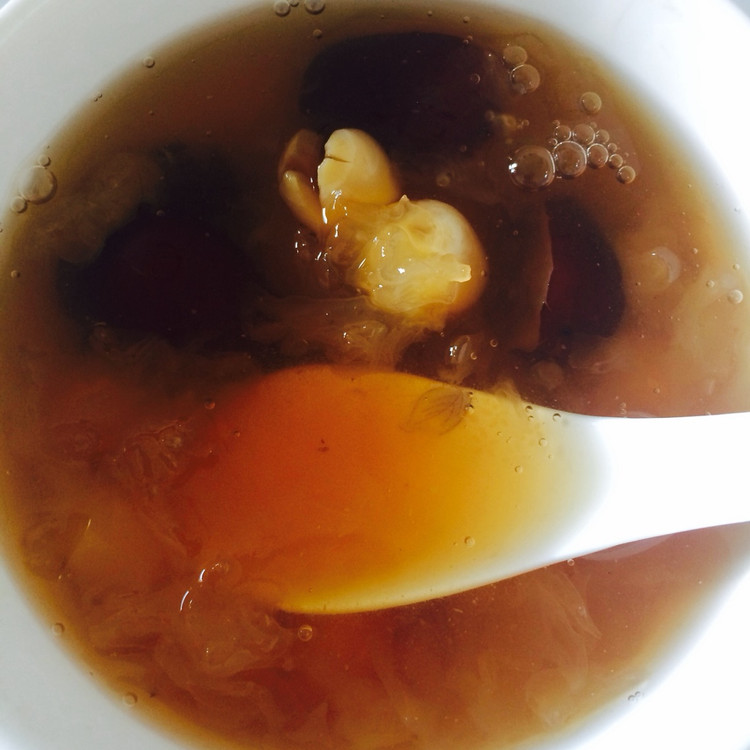 冰糖银耳莲子红枣汤的做法