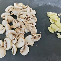 鲜蘑炒青菜的做法图解2
