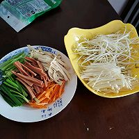 #刘畊宏女孩减脂饮食#低脂素炒（金针菇、绿豆芽、豆皮…）的做法图解1