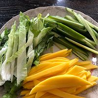 清清爽爽芒果色拉的做法图解4