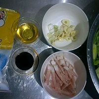 家常炒芹菜的做法图解1