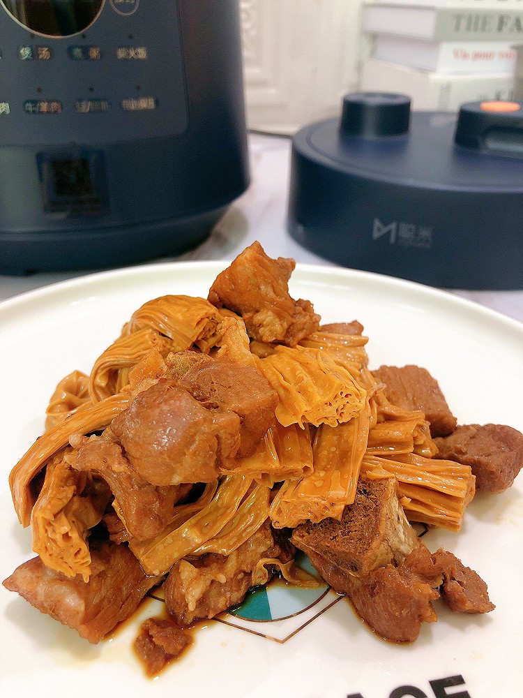 腐竹焖排骨的做法