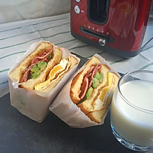 早安晨之美：牛油果培根三明治