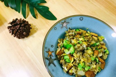 西蓝花豆干炒槐花麦饭