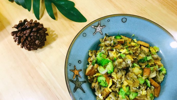 西蓝花豆干炒槐花麦饭