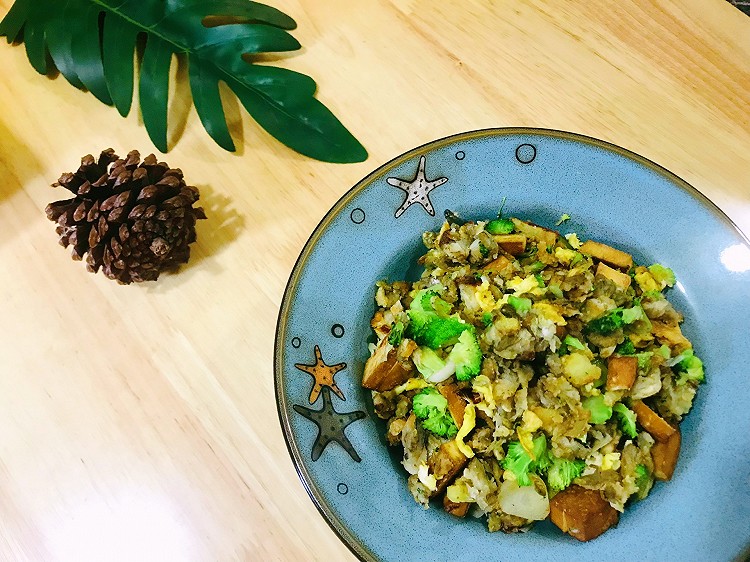 西蓝花豆干炒槐花麦饭的做法