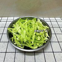 包菜红萝卜炒鸡蛋的做法图解1