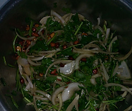 洋葱拌香菜花生米的做法