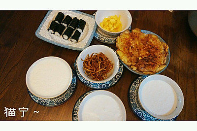 Fast.早餐02=海苔饭团+胡萝卜煎蛋+雪梨思暮雪+凉拌笋