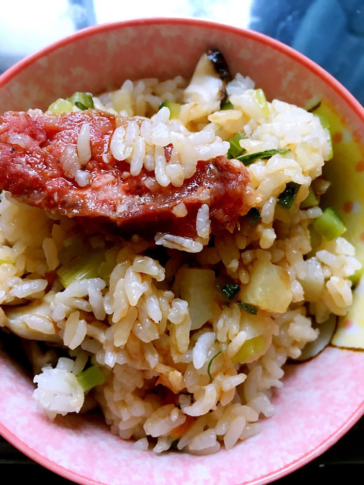 电饭锅腊肠菌菇土豆煲仔饭的做法