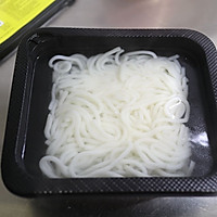 牛肝菌鸡汤米线的做法图解2