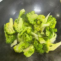 清肠减脂！西兰花炒胡萝卜的做法图解9