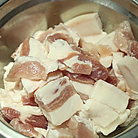 家的味道：花腩豆泡（炸豆腐）煲#舌尖上的春宴#的做法图解1