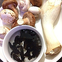 鲜菌骨汤的做法图解1