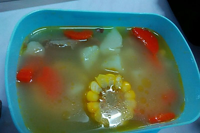 胡萝卜玉米土豆排骨汤