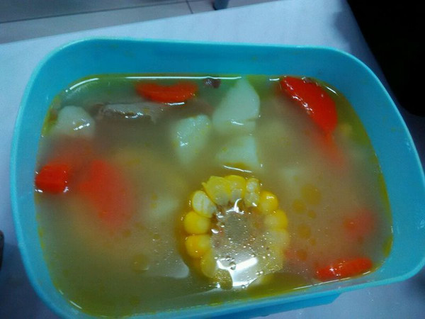 胡萝卜玉米土豆排骨汤