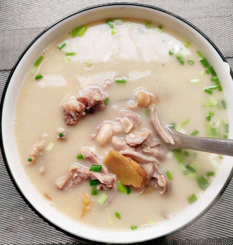 猪肚排骨花生米汤的做法