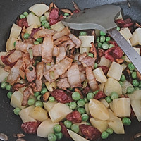 土豆腊肠豌豆仁焖饭的做法图解19