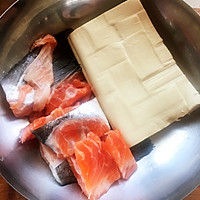 补钙的三文鱼骨豆腐汤的做法图解1