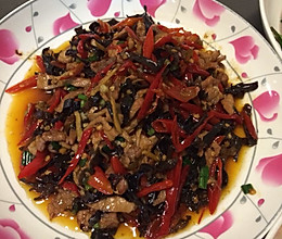 香辣木耳炒瘦肉的做法
