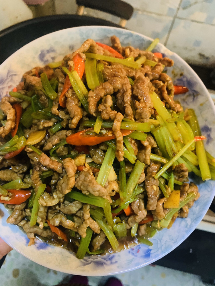 芹菜炒牛肉的做法