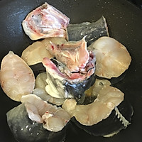 鲜美无比的油豆腐炖鲶鱼的做法图解2