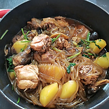 家庭版铸铁锅炖红烧小公鸡香菇土豆粉条