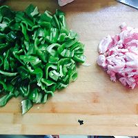 家常菜「辣椒炒肉」的做法图解1