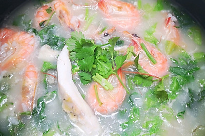 鱼腩鲜虾砂锅粥