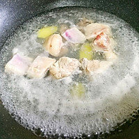 清热降暑的海带黄豆排骨汤的做法图解5
