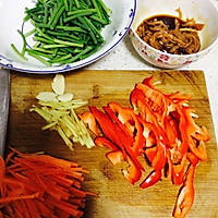 蒜苗炒肉的做法图解1