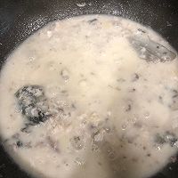 香浓鲫鱼汤面的做法图解3