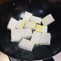黑豆腐炖鱼的做法图解2