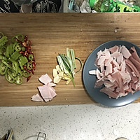 辣椒炒肉的做法图解1