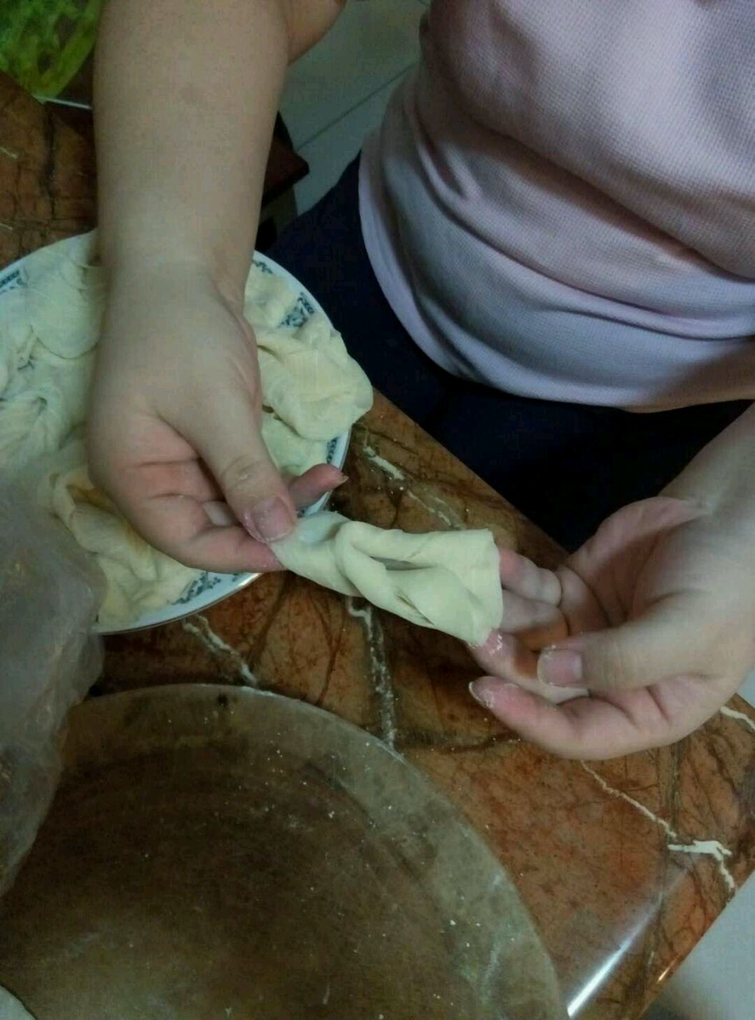 饺子皮版麻花卷的做法图解6