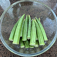 蒜香秋葵的做法图解1