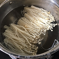 凉拌金针菇菠菜的做法图解2