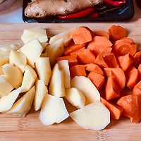 土豆胡萝卜香菇红炖鸡翅根的做法图解6
