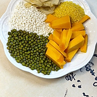 南瓜绿豆百合汤这样喝太方便啦的做法图解1