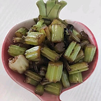 最快捷的炒芹菜做法（只加一味调料低脂健康却好吃得让你尖叫）的做法图解7