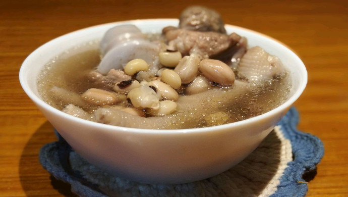 花生眉豆煲鸡脚汤（电炖盅版）