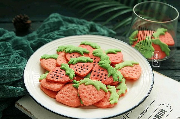 草莓饼干的做法