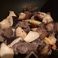 蘑菇和牛肉一样好吃的炖牛肉的做法图解8
