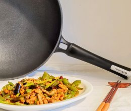 能用钢丝球的不粘锅&蒜苔肉丝的做法