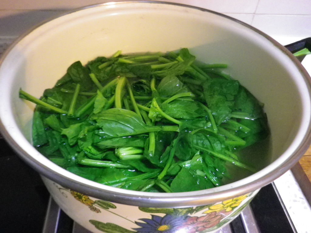 老醋菠菜花生的做法图解1