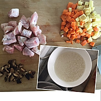 胡萝卜土豆鸡腿焖饭的做法图解1