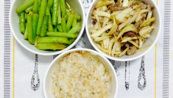 【健身餐】里脊肉肉丝炒茭白，清炒芦笋+糙米糯米饭
