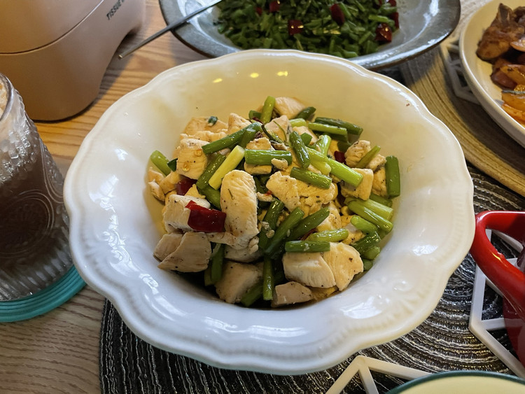 蒜苔炒鸡肉的做法